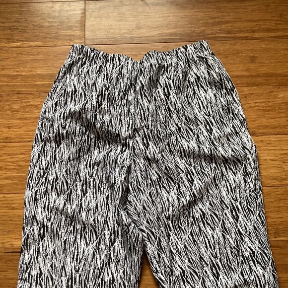 Kim Rogers Elastic Waist Black & White Capris, Size 12 - Picture 2 of 5